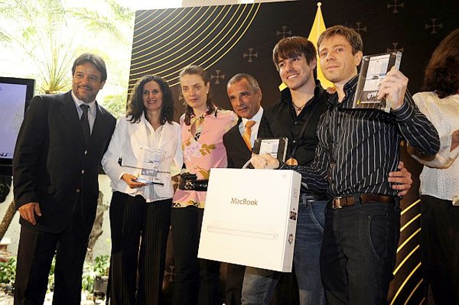 Os publicitários Ricardo Gandolfi e Rafael Medeiros (ambos à dir.), da agência curitibana Terremoto Propaganda, receberam ontem, em São Paulo, o 7º Prêmio ANJ de Criação Publicitária pelo anúncio