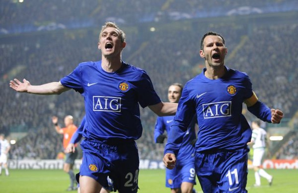 Veterano Ryan Giggs (à direita) comemora gol de empate do Manchester contra o Celtic | Reuters