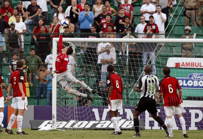 E Galatto fechou o gol e evitou o empate, quando o Atlético vencia por 1 a 0 | 