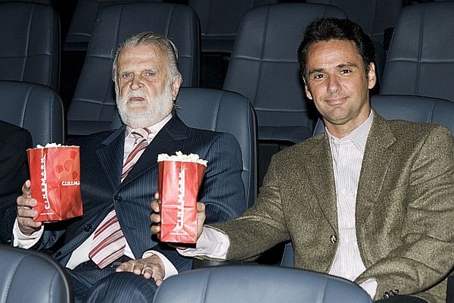 Os empresários Salomão Soifer (à esq.) e Marcelo Bertini, diretor da Cinemark Brasil, foram os anfitriões da sessão pipoca de inauguração das cinco salas de cinema da rede no Shopping São José, em São José dos Pinhais, na noite de quarta-feira. | 