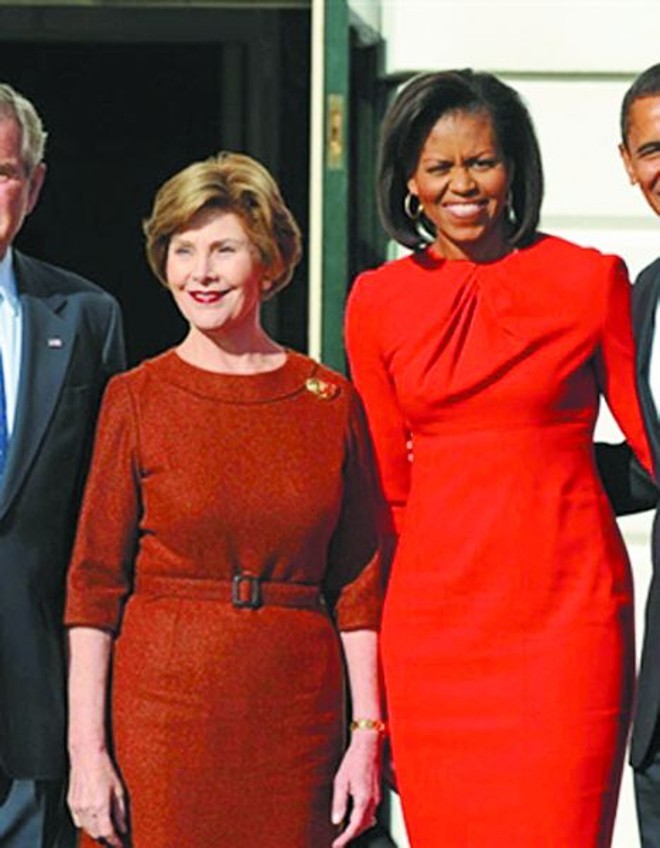 As diferenças do vermelho- Michelle Obama vestiu vermelho-vivo, símbolo da vitória, para visitar Laura Bush. Esta recebeu, na Casa Branca, o novo primeiro casal, vestindo um vermelho atenuado, mais opaco, terracota, talvez a significar 