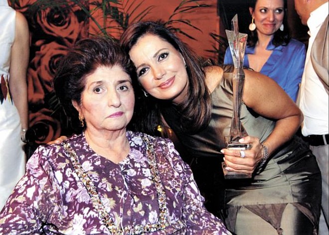 Troféu Crystal Fashion - Na semana de moda, a estilista e empresária boliviana Liliana Castellaños foi homenageada por sua contribuição ao universo da moda, troféu que lhe foi entregue pela secretária de Cultura Vera Mussi. Na foto a homenageada com a empreendedora do Shopping Crystal Lourete Tacla | 