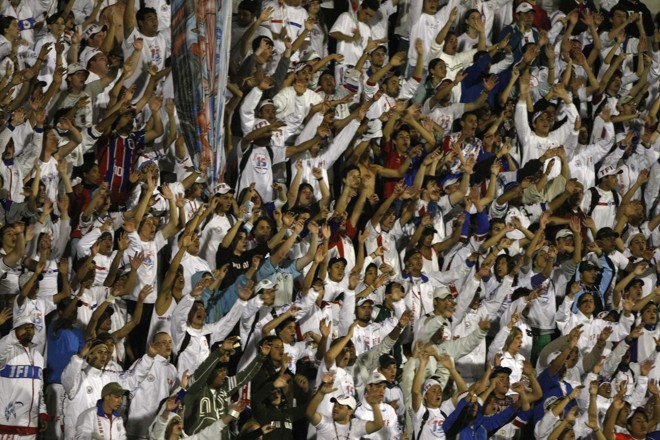 Torcida do Paraná compareceu em pequeno número (menos de 4 mil torcedores), mas fez barulho e comemorou a permanência do time na Série B | 