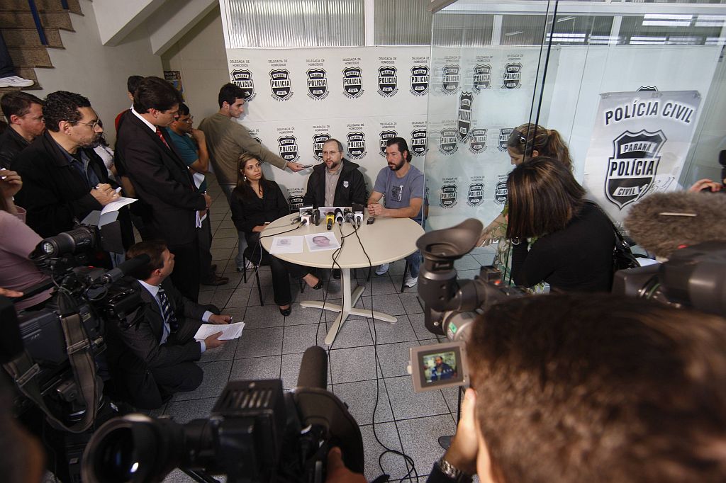 Coletiva na Delegacia de Homicídios, no fim de semana: suspeito preso 24 horas após divulgação de foto | Aniele Nascimento / Gazeta do Povo