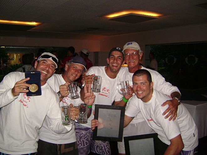 O veleiro Samurai-ni, comandado por Marins Camargo (2º da dir. para a esq.) ficou com o primeiro lugar no 39º Circuito Rio de Vela Oceânica, categoria RGS 1, disputado no Rio de Janeiro. Os demais tripulantes eram (da esq. para a dir.) Marco Racy, Jorge Bueno, Paulo Linhares Neto e Luiz Fernando Moura. A premiação foi no Iate Clube do Rio, no último dia 2. | 