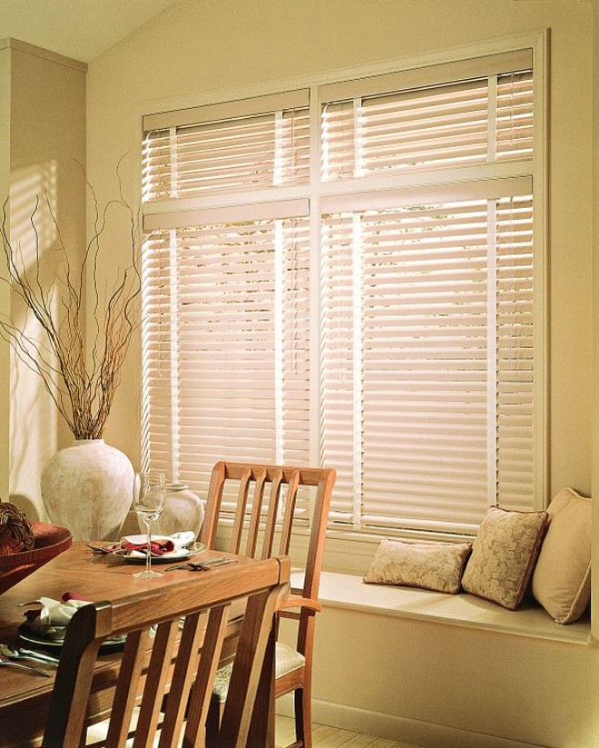 Persianas com lâminas largas de madeira se mantêm na moda |