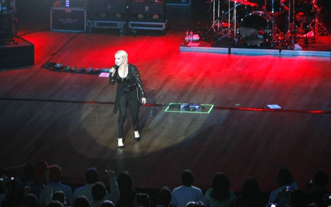 Cyndi Lauper começa o show com seu sapato preto | 