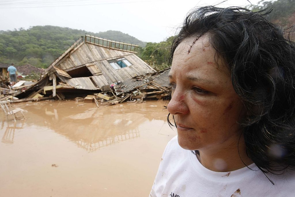 Genici Martorelli ficou sob os escombros da própria casa. Ela levou 14 pontos na cabeça e ainda tem a pagar duas prestações de R$ 380 da máquina de costura perdida | Jonathan Campos/Gazeta do Povo