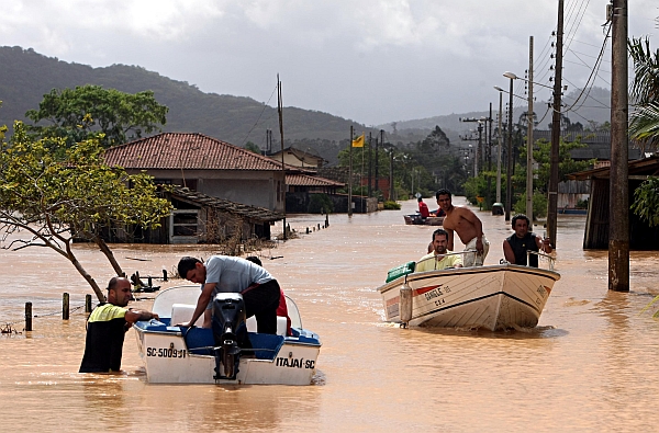 As fortes chuvas que atingem o estado já deixam mais de 42 mil pessoas desalojadas (que tiveram que sair de suas casas e foram para imóveis de parentes ou amigos) ou desabrigadas (que foram para abrigos públicos) | Albari Rosa/ Gazeta do Povo