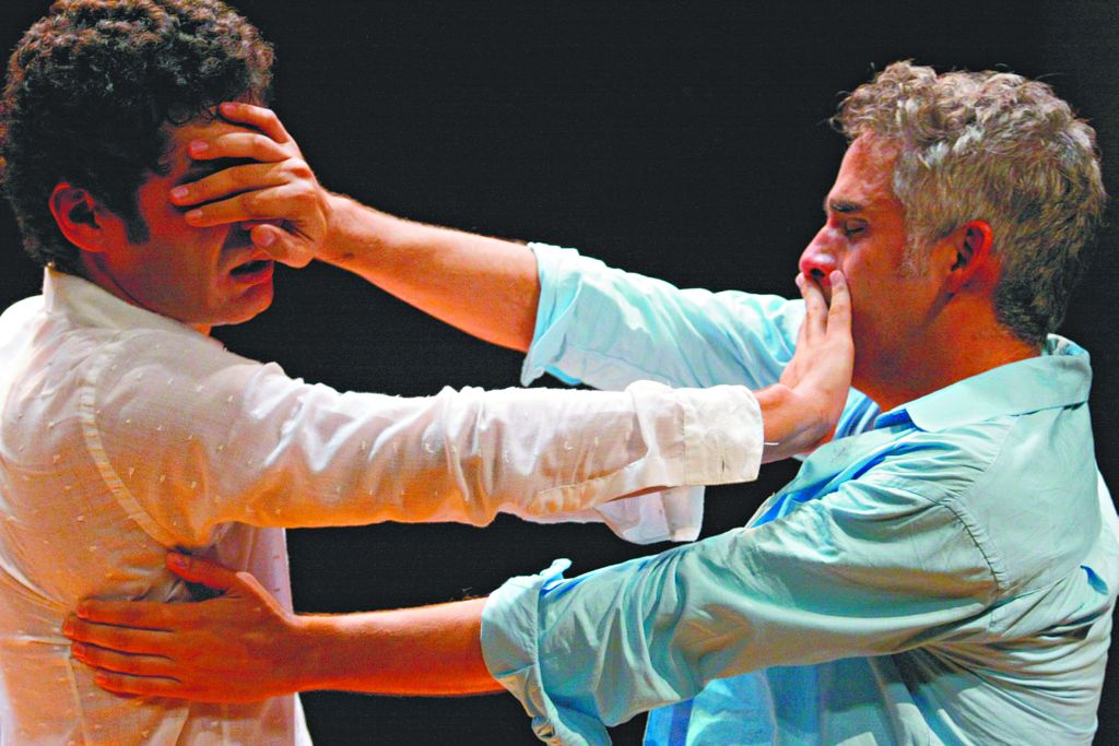 Aqueles Dois, da Luna Lunera: Conto de Caio Abreu se desdobra em quatro personagens, com trechos narrativos e cenas improvisadas | Diego Pisante