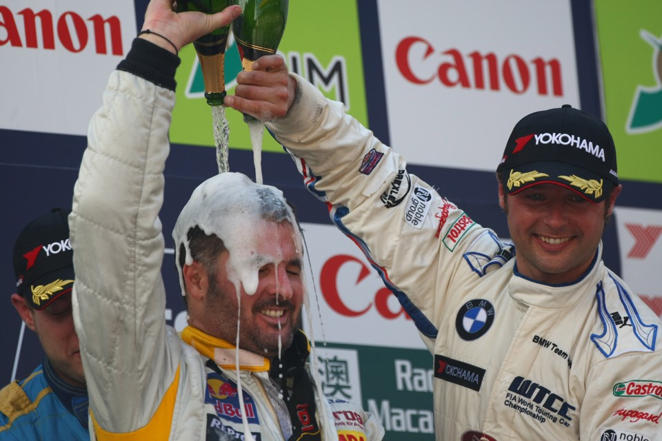 Priaulx dá um banho de champagne em Muller, campeão da temporada 2008 do WTCC | Divulgação / FIA WTCC