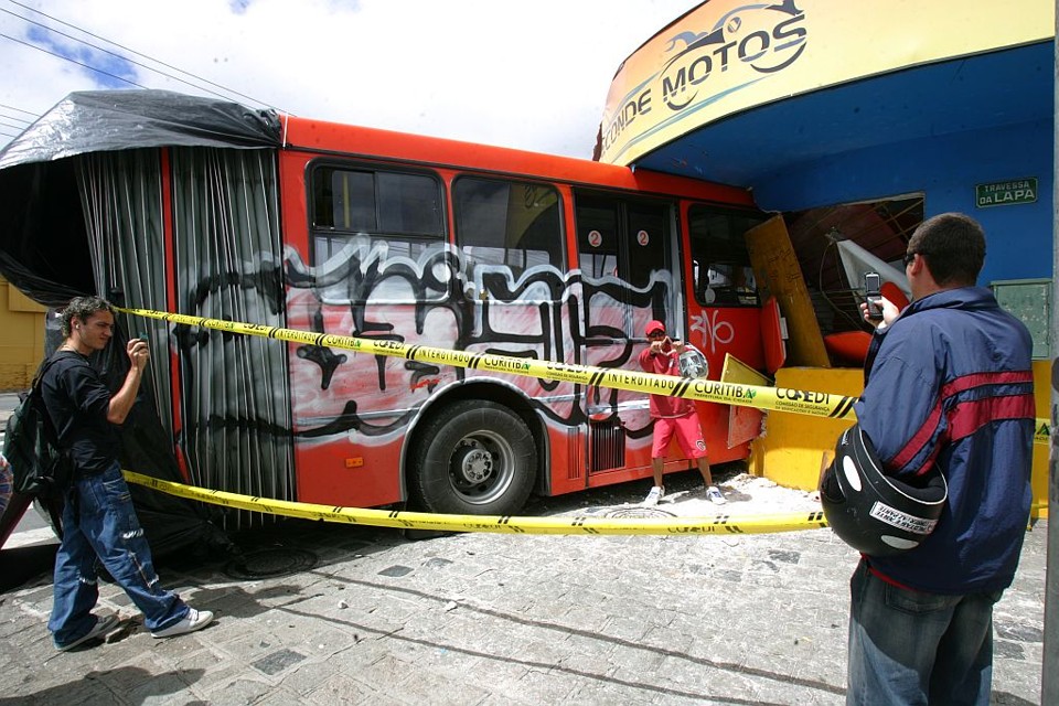 Souvenir: turistas e curitibanos fizeram fotos em frente ao ônibus, já pichado | Marcelo Elias/Gazeta do Povo