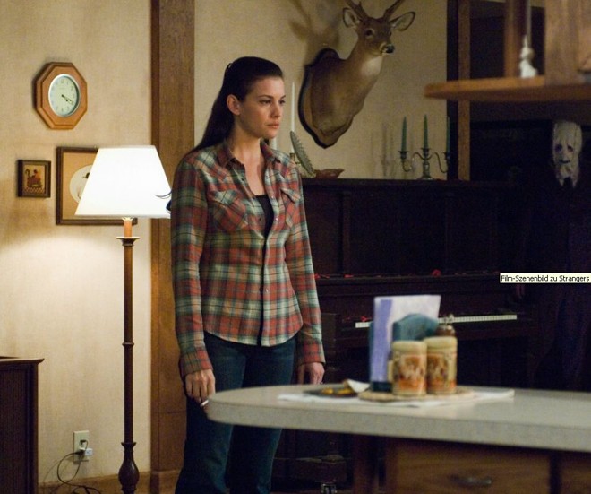 Liv Tyler em cena de Os Estranhos |