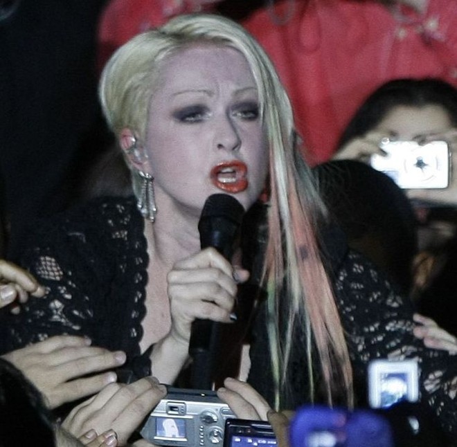 Cantora se aproxima do público | 