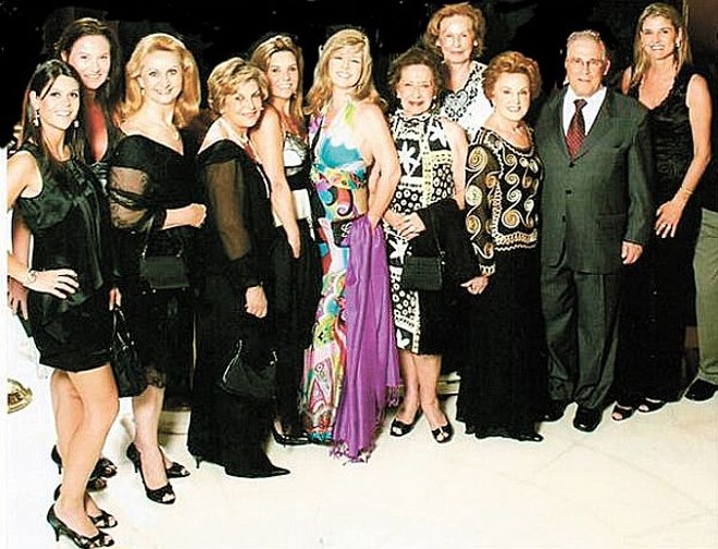 Grupo curitibano na Ásia - A Alliance Travel acaba de retornar com elegante grupo de 50 curitibanos de tour pela Ásia, conhecendo Dubai, Tailândia, China e Vietnã, em roteiro que incluiu cruzeiro de luxo. Entre os participantes, estavam Flávia Martinelli, Bel Bonet, Ceres Monteiro, Berenice Siqueira, Kitty Pires, Denise Leal, Ruth Rocha Loures, Moema Belo, Ruth Thá Veiga, Alberto Veiga e Simone Braga Cortes | 