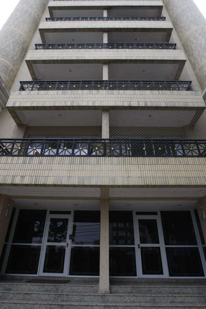 Palácio Versalles tem a marquise integrada à sacada do apartamento. Estrutura reforçada foi a solução aplicada pelo arquiteto Maurício Machuca | 