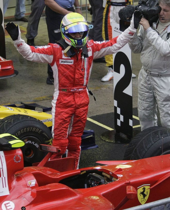 Massa, chorando, comemorou a vitória no GP Brasil. Tírulo ficou com Hamilton |