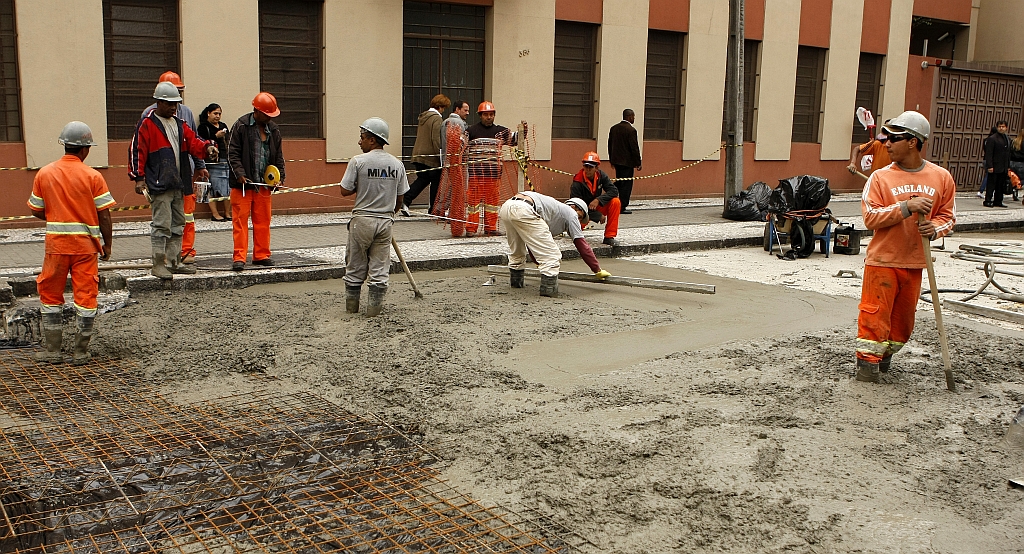 Obras na Lourenço Pinto levam pavimentação de concreto. Se bem aplicado e com manutenção, o material pode durar até 30 anos. No Brasil, apenas 2% a 3% das vias são feitos em concreto, volume que chega a 20% no exterior. | Rodolfo Bührer/Gazeta do Povo