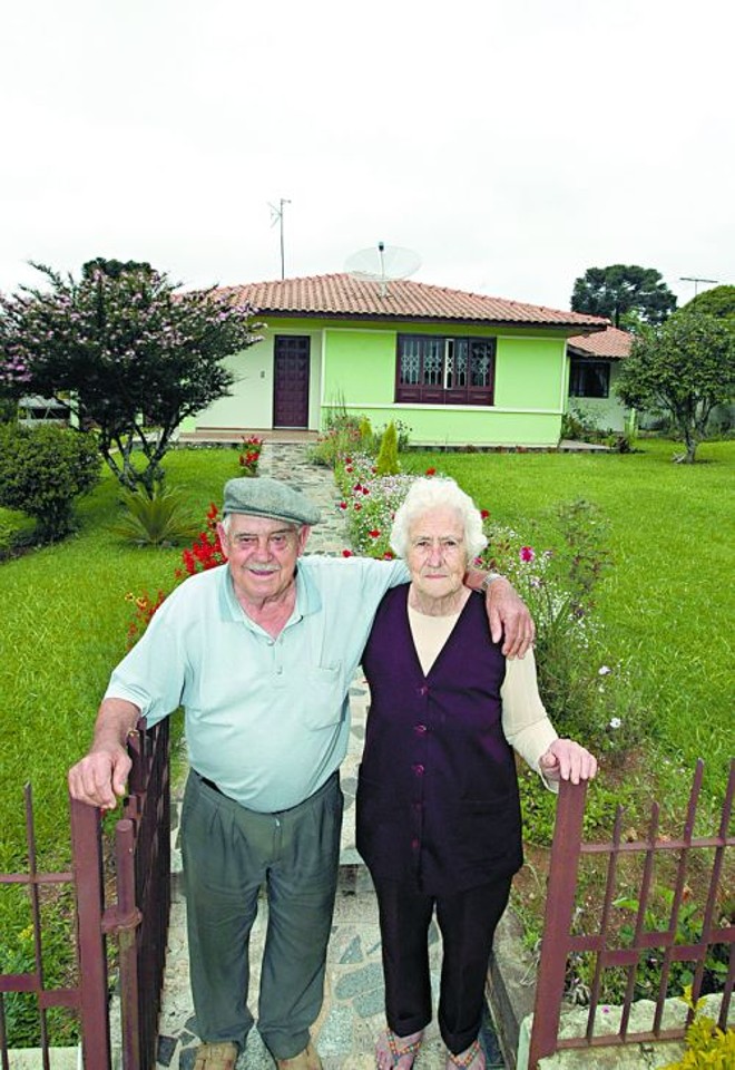 Abílio e Esmeralda Zanon contrariam a fama do Umbará como bairro fechado: conversa com a turma dos condomínios e proximidade com os mais pobres |