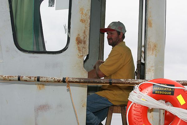 Na foto Francisco Barcelo, responsável pela balsa que faz a travessia de uma cidade para outra |