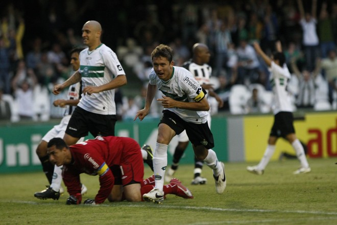 Keirrison foi o dono da festa. Artilheiro do Coritiba marca seu nome na história alviverde e faz as pazes com a torcida |