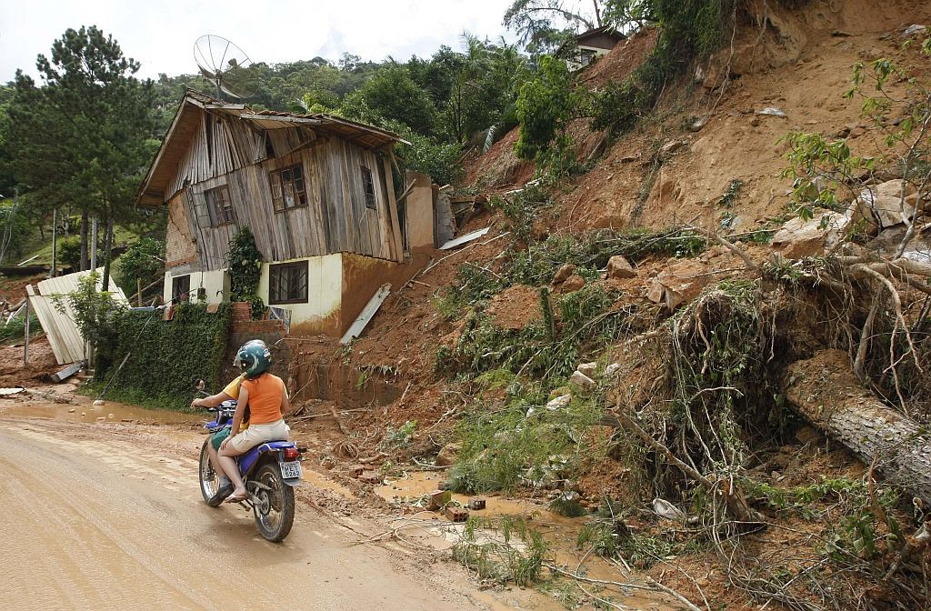 Sem condições: Secretaria de Educação diz que não tem como manter aulas enquanto cidades estão preocupadas com reconstrução, limpeza e resgate | Jonathan Campos/Gazeta do Povo