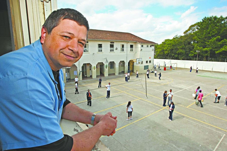 O mestre Marcos Zanon, 41 anos, pesquisa a história e a economia do Umbará. Ele contesta mitos, como o do imigrante que deu certo. Na sala de aula do Colégio Morelli vê um bairro diverso, em que descendentes de italianos e poloneses aprendem a conviver com os novos umbaraenses, vindos das zonas mais pobres | Fotos: Albari Rosa/Gazeta do Povo