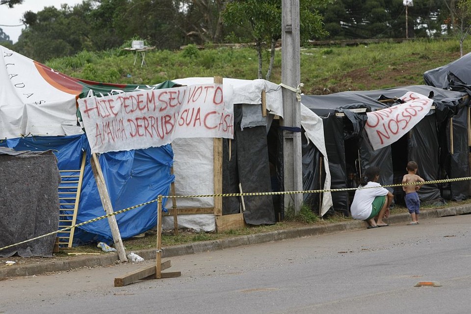 Depois de despejado da ocupação no Fazendinha, grupo de sem-teto denunciou à Câmara de Vereadores o uso eleitoral e a participação dos proprietários na invasão do terreno | Jonathan Campos/Gazeta do Povo