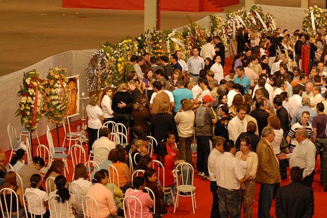 Emoção tomou conta da cidade: velório e enterro reuniram centenas de pessoas durante todo o dia |