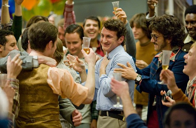 Sean Penn interpreta Harvey Milk, primeiro político assumidamente gay a chegar a um cargo público nos EUA |