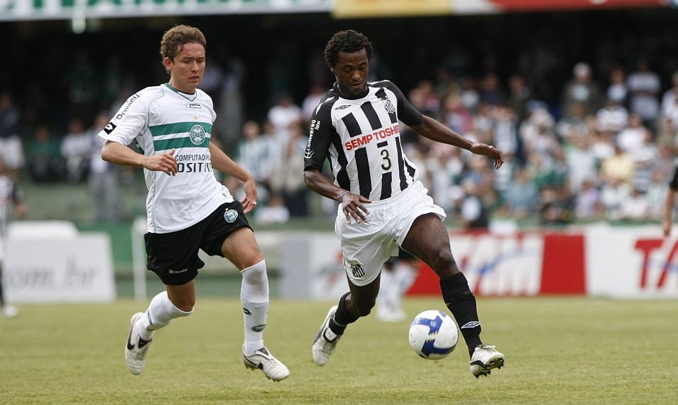 Artilheiro do time no ano, com 40 gols, o atacante Keirrison briga para ser o goleador do campeonato: já marcou 20, um a menos do que o santista Kléber Pereira | Antônio Costa/Gazeta do Povo