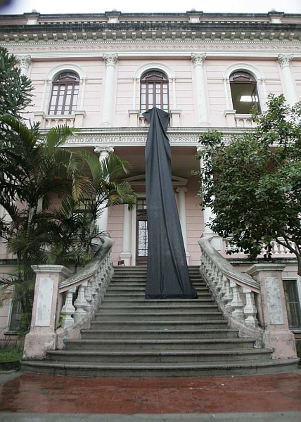 Luto: faixa foi estendida na entrada do Insituto de Educação, onde Rachel estudava. | Pedro Serápio/Gazeta do Povo