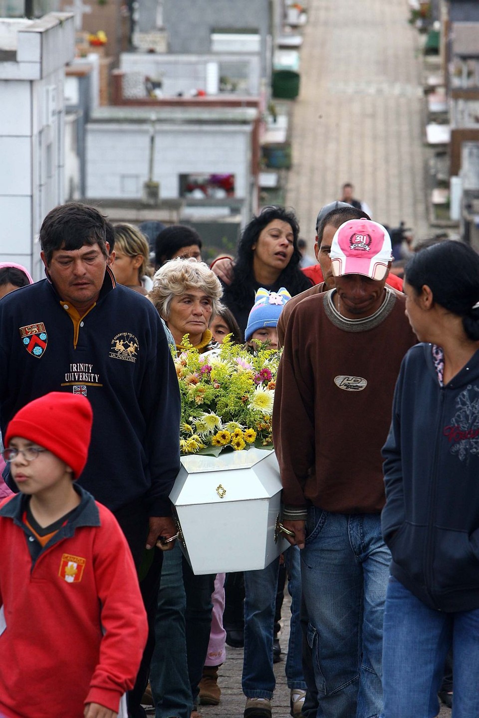 Chocados, parentes pedem justiça durante o enterro do corpo da menina no Cemitério Municipal do Boqueirão | Hedeson Alves/Gazeta do Povo
