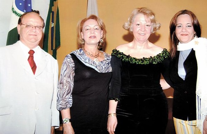 65 anos da Academia - Em solenidade festiva, comemorada no Centro de Letras do Paraná, aconteceu a posse de acadêmicos titulares e efetivos. Na foto, o des. José Wanderlei Resende, orador e acadêmico da cadeira nº 1, as acadêmicas socióloga Tânia Cascaes, a escritora Anita Zippin e a professora de marketing Ariadne Zippin | 