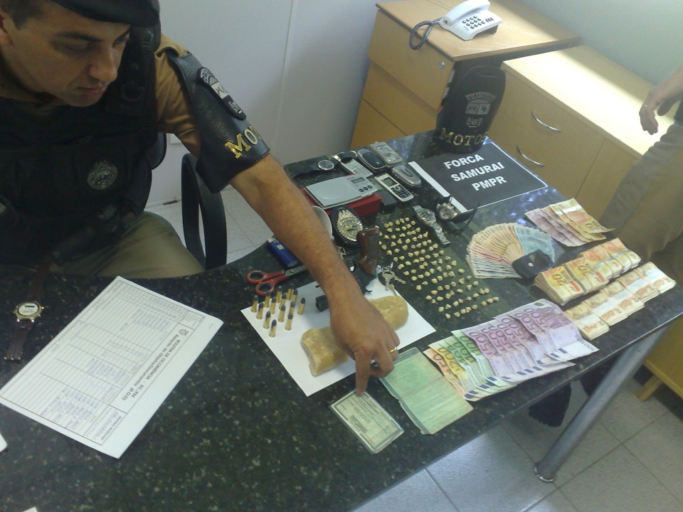 Policial organiza material apreendido nesta tarde em Curitiba | João Varella/Gazeta do Povo