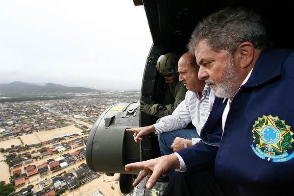 Lula sobrevoa Santa Catarina para ver o estado de calamidade. | Ricardo Stuckert / Secom