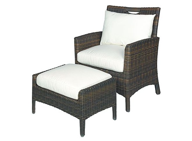 Poltrona (R$ 2.851) e pufe ( R$ 1.774,20) de fibra sintética Casablanca, à venda na Vila Sierra Interiores |