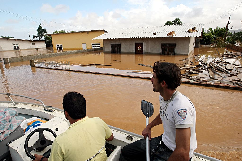Barco fazendo resgate de objetos em Navegantes, Santa Catarina: famílias voltam a suas casas só para tentar salvar o que ainda é possível | Albari Rosa/Gazeta do Povo