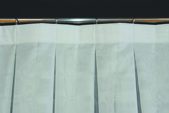 Pregas simples em peças cromadas |