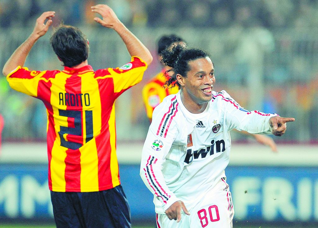 Ronaldinho Gaúcho quase salvou o time, mas o gol do brasileiro só valeu um ponto para o agora vice-líder rubro-negro | Alberto Pizzoli/AFP