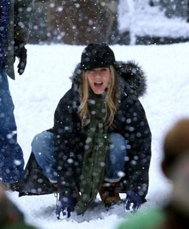 Jennifer Aniston se diverte brincando com Marley em cena de 