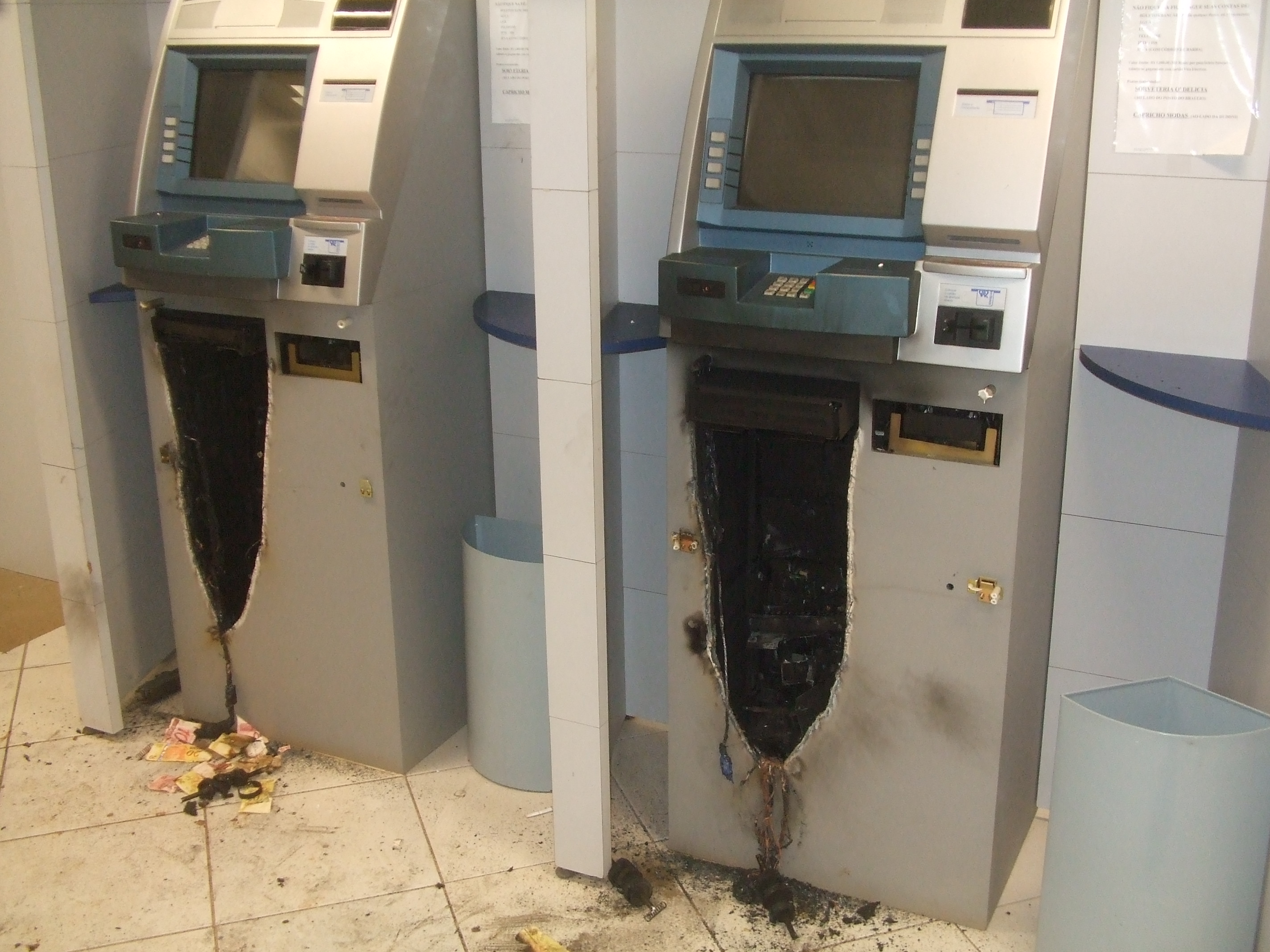 Segundo o gerente da agência, Izael Rodrigues Pereira, para ter acesso às gavetas dos caixas, os ladrões acabaram queimando e rasgando parte das cédulas | Patricia Belmonte