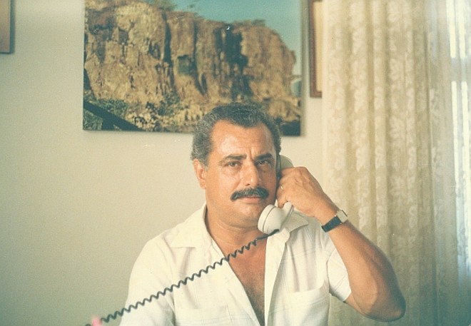 Adílson Simão na sala da administração. Ao fundo, foto da seca de 1978. | 