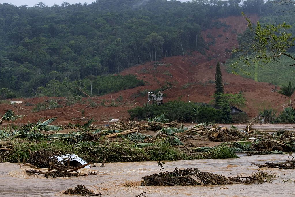 Segundo informações de vizinhos, quatro pessoas da mesma família morreram no novo deslizamento do Morro do Baú, em Ilhota, cidade com maior número de mortes | Fernando Donasci/Folha Imagem