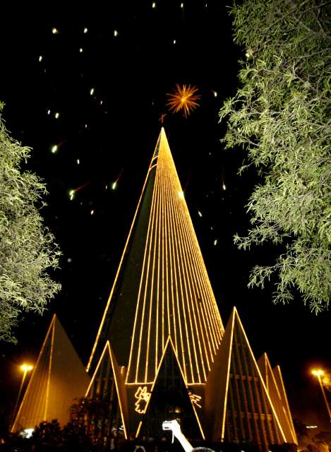Noite foi marcada pela iluminação da Catedral Nossa Senhora da Glória | André Renato/PMM