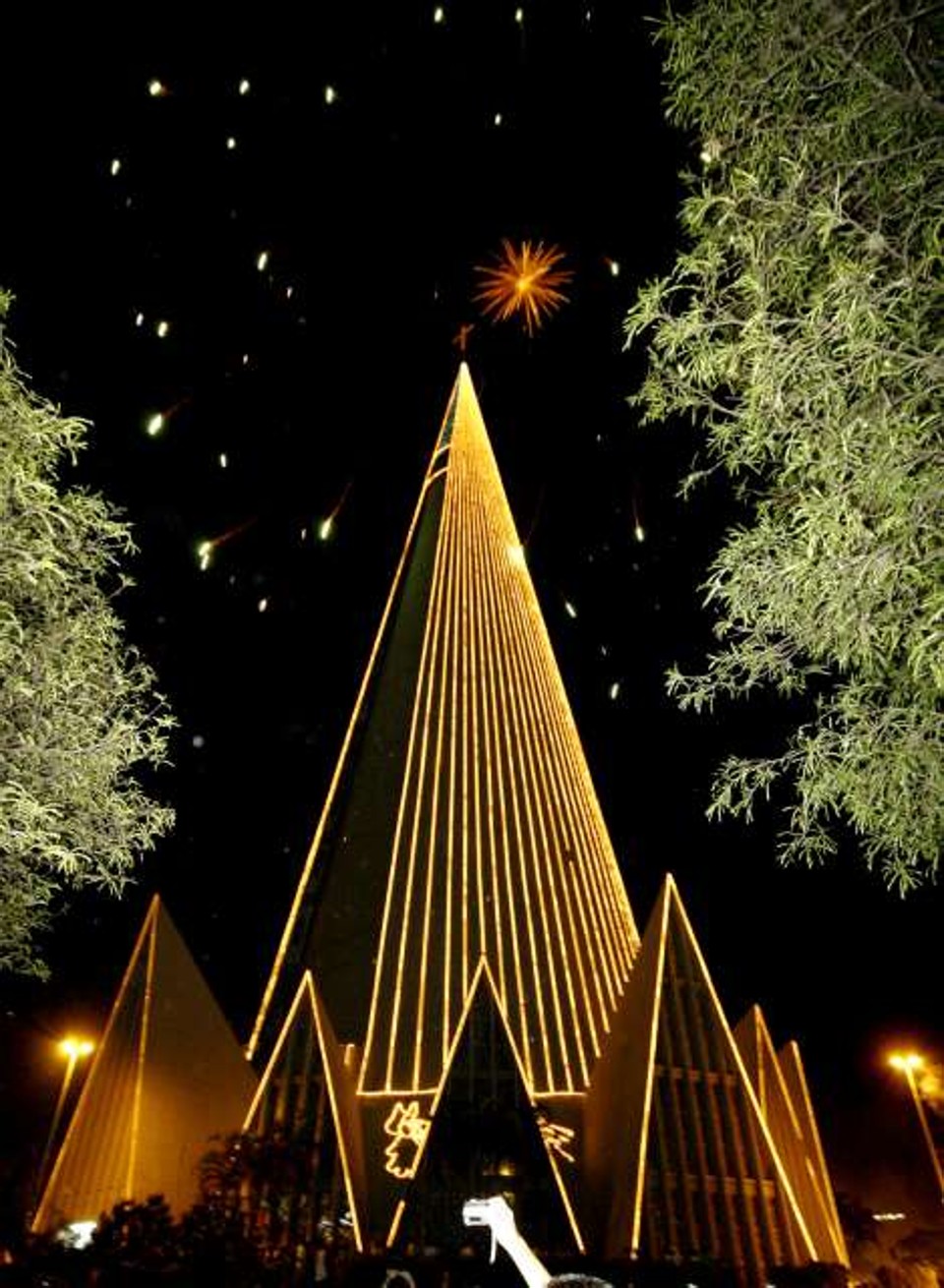 Noite foi marcada pela iluminação da Catedral Nossa Senhora da Glória | André Renato/PMM