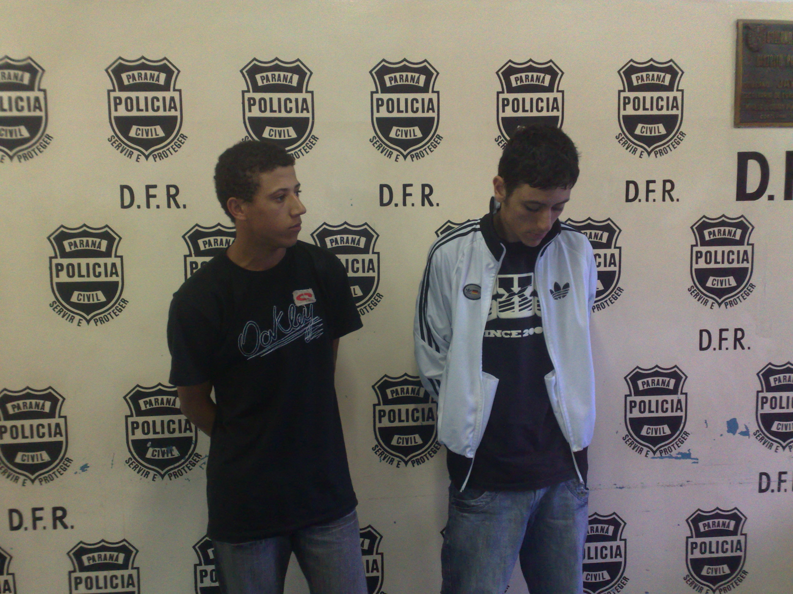 Os dois jovens de 18 anos considerados perigosos e violentos pela Polícia Civil | Roberto Cosme Raimundo / Gazeta do Povo