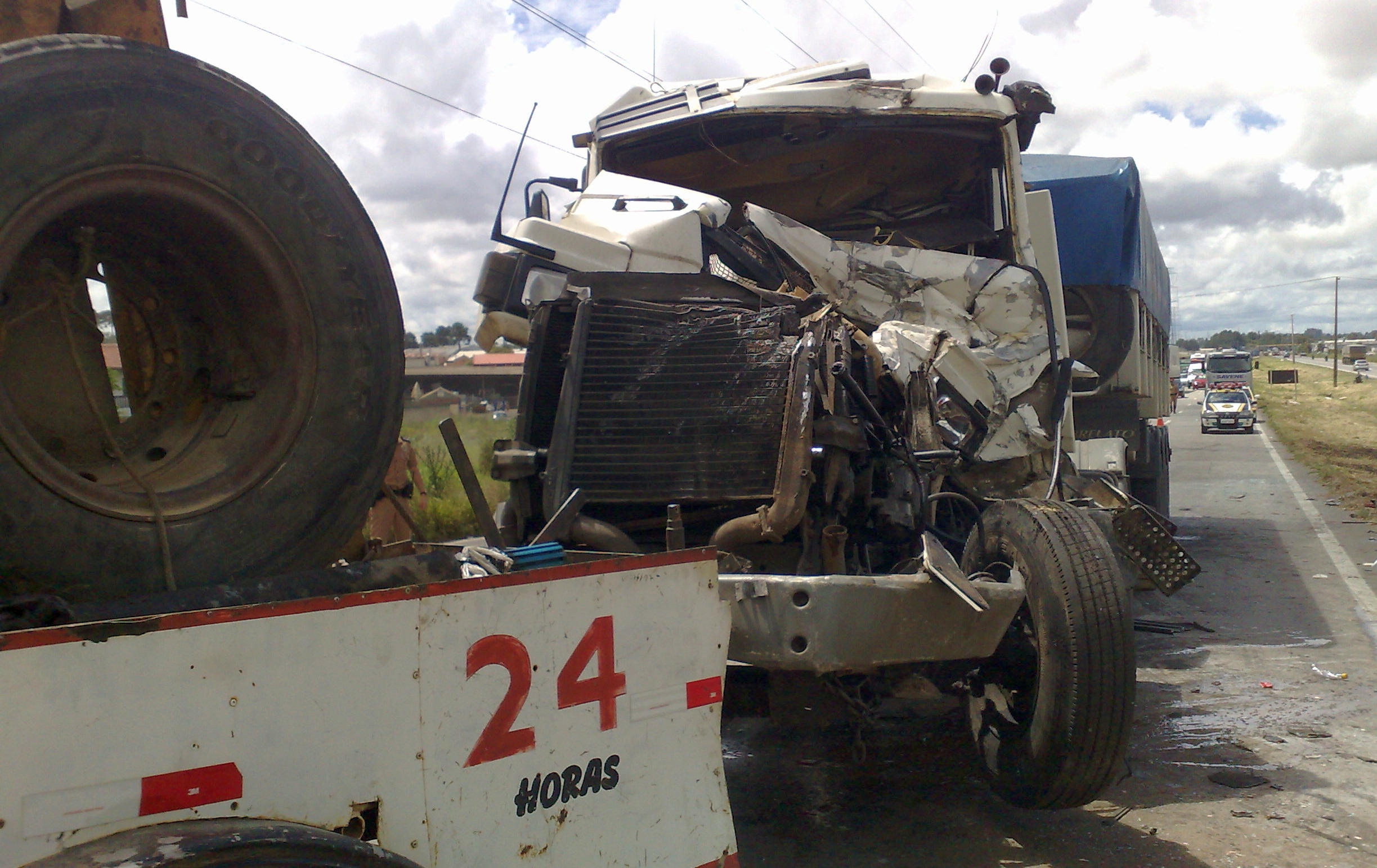 Caminhão envolvido em acidente é retirado da BR-376 na Cidade Industrial de Curitiba | João Varella/Gazeta do Povo