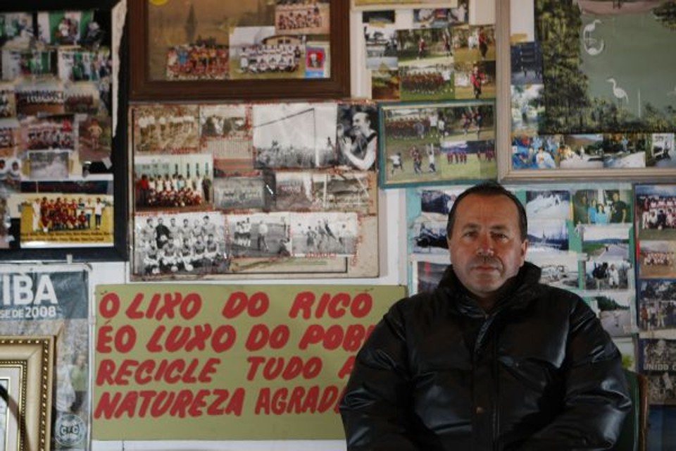 Baleia- José Sanches, o Baleia, é uma daquelas provas que a Vila Torres não cabe no noticiário policial. Ele foge a todos os estigmas de bairro violento. Abriu um espaço cultural no lugar em que vende espetinhos. E transformou uma ribanceira numa praça com quadros para a vizinhança apreciar. Não saio daqui | 