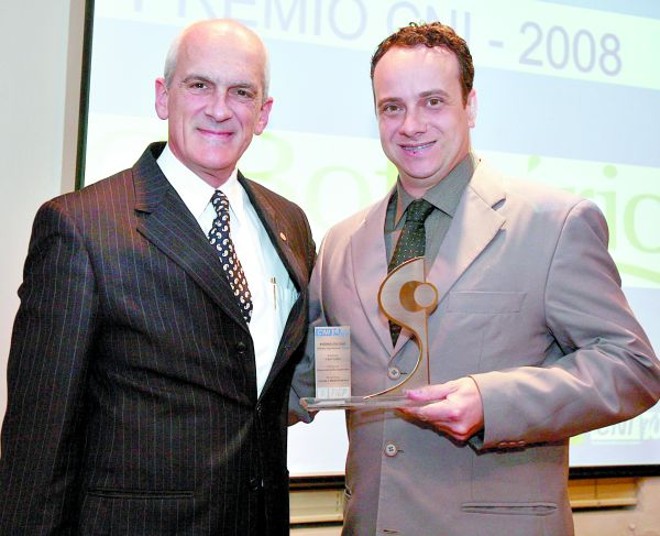 Boticário recebe importante prêmio ambiental- O Boticário acaba de receber mais um importante prêmio na área ambiental. O Prêmio CNI 2008, recebido durante o Fórum das Indústrias, que aconteceu no Cietep, é um reconhecimento da Confederação Nacional das Indústrias para as empresas que adotam práticas sustentáveis e implantam projetos de inovação e produtividade com foco ambiental. O Boticário venceu com o projeto BioConsciência, uma iniciativa que visa recolher embalagens já utilizadas da marca em suas lojas e foi representado no evento pelo coordenador de Segurança do Trabalho e Meio-Ambiente da empresa, Aurélio Rompkovski | 